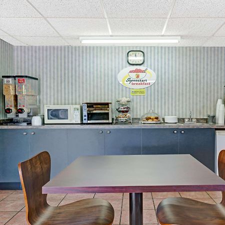 Super 8 By Wyndham Niagara Falls North Εξωτερικό φωτογραφία