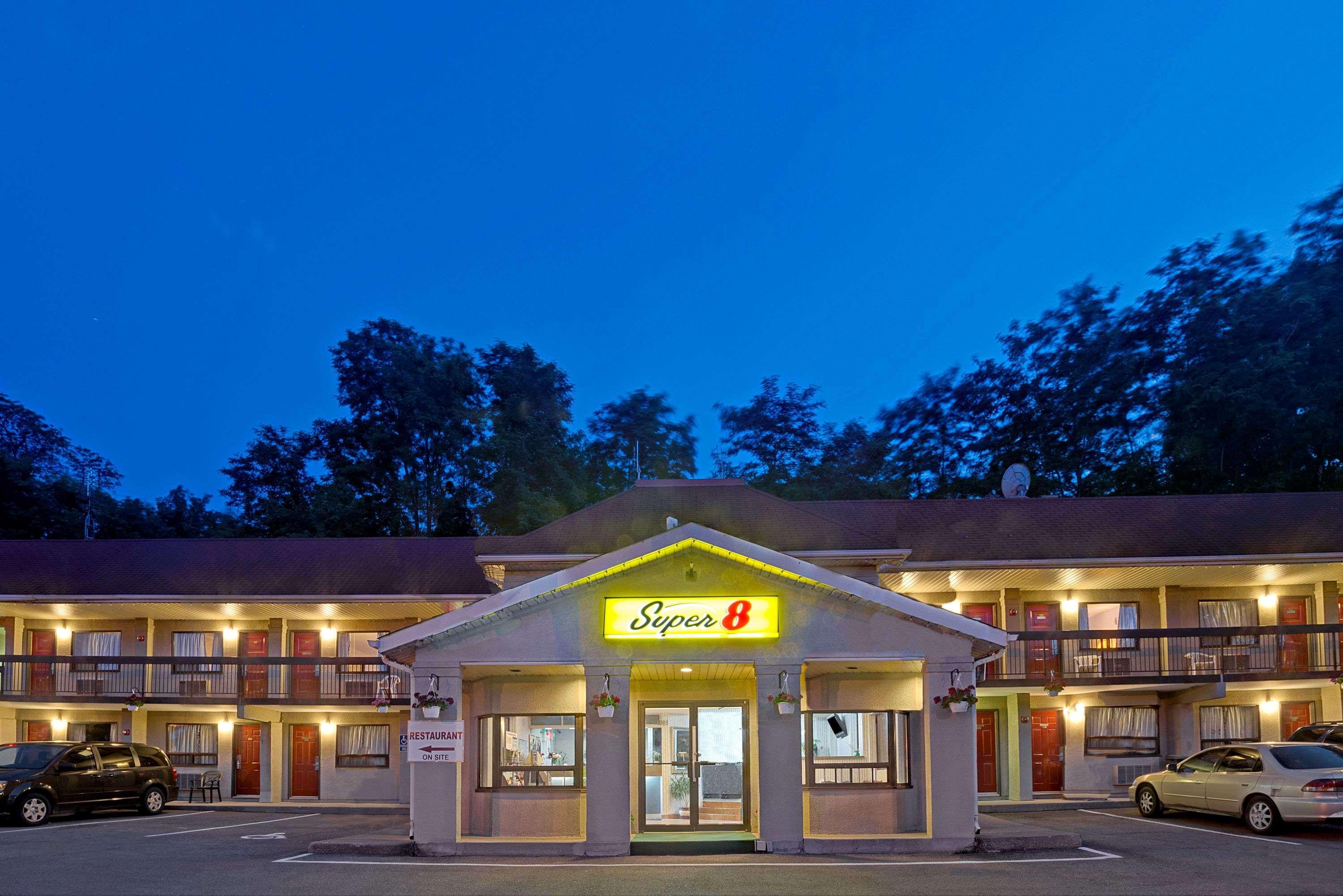 Super 8 By Wyndham Niagara Falls North Εξωτερικό φωτογραφία
