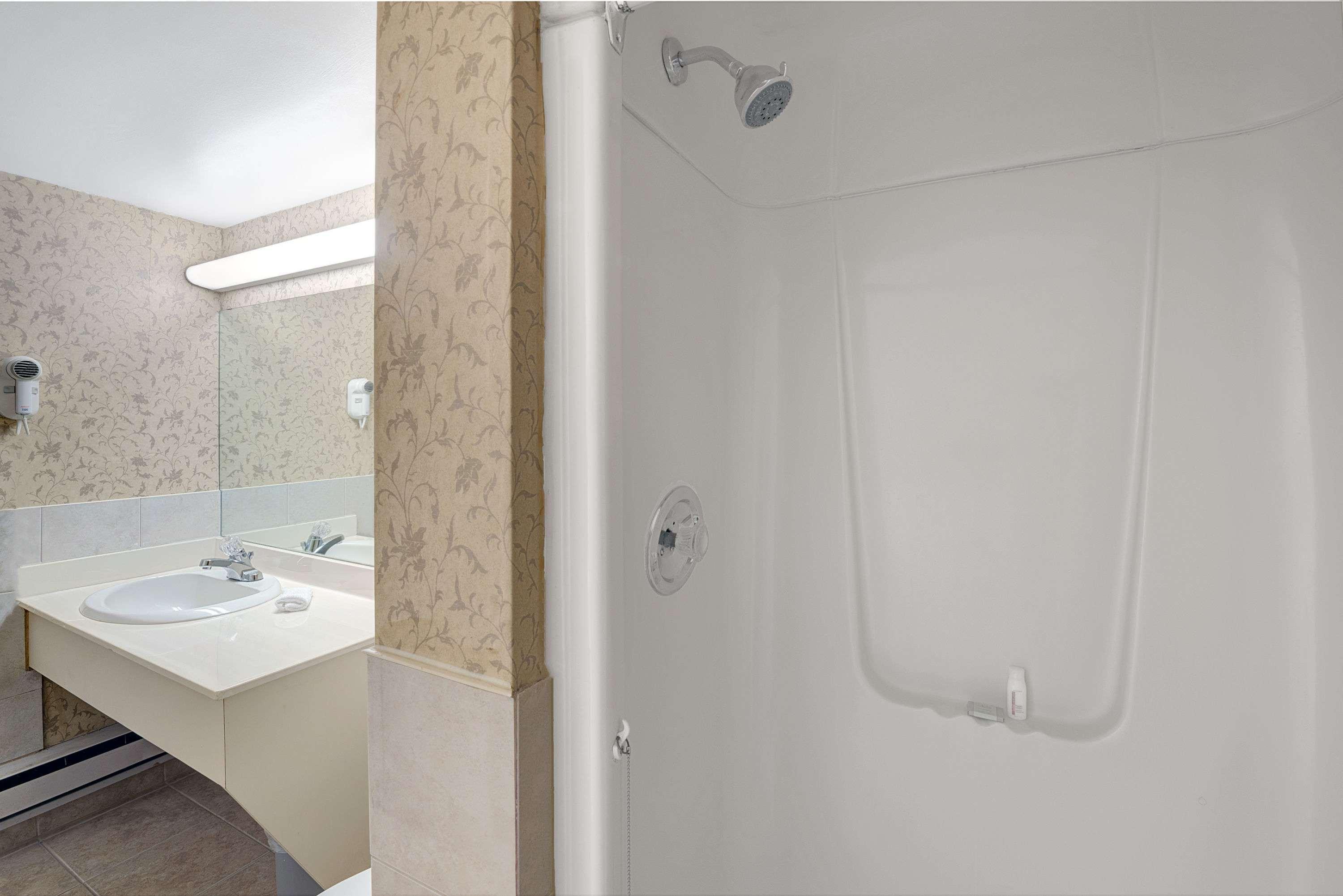 Super 8 By Wyndham Niagara Falls North Εξωτερικό φωτογραφία