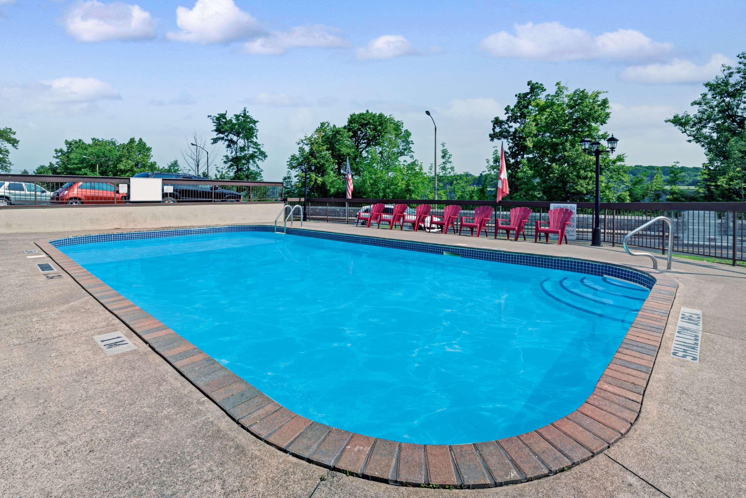 Super 8 By Wyndham Niagara Falls North Εξωτερικό φωτογραφία