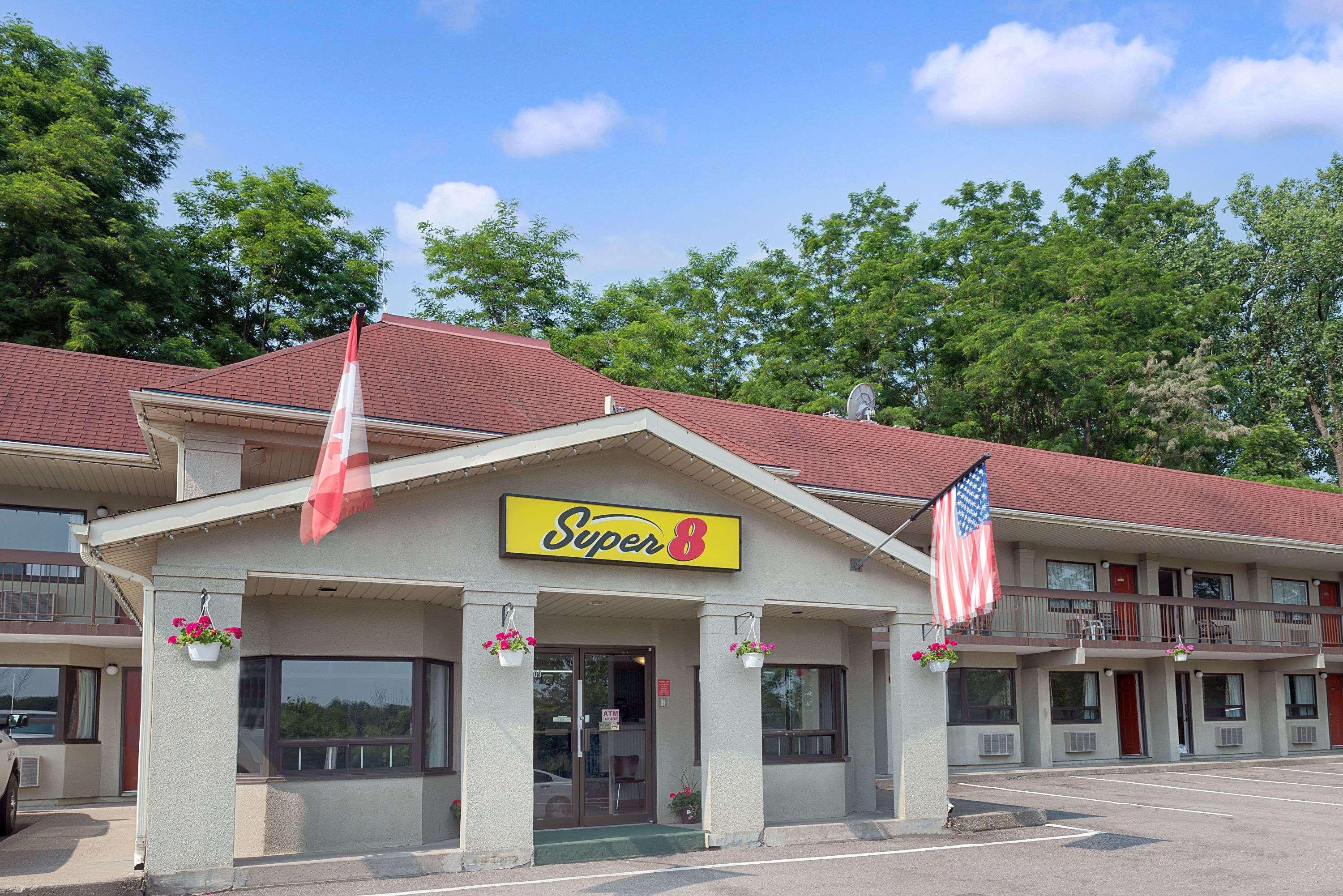Super 8 By Wyndham Niagara Falls North Εξωτερικό φωτογραφία