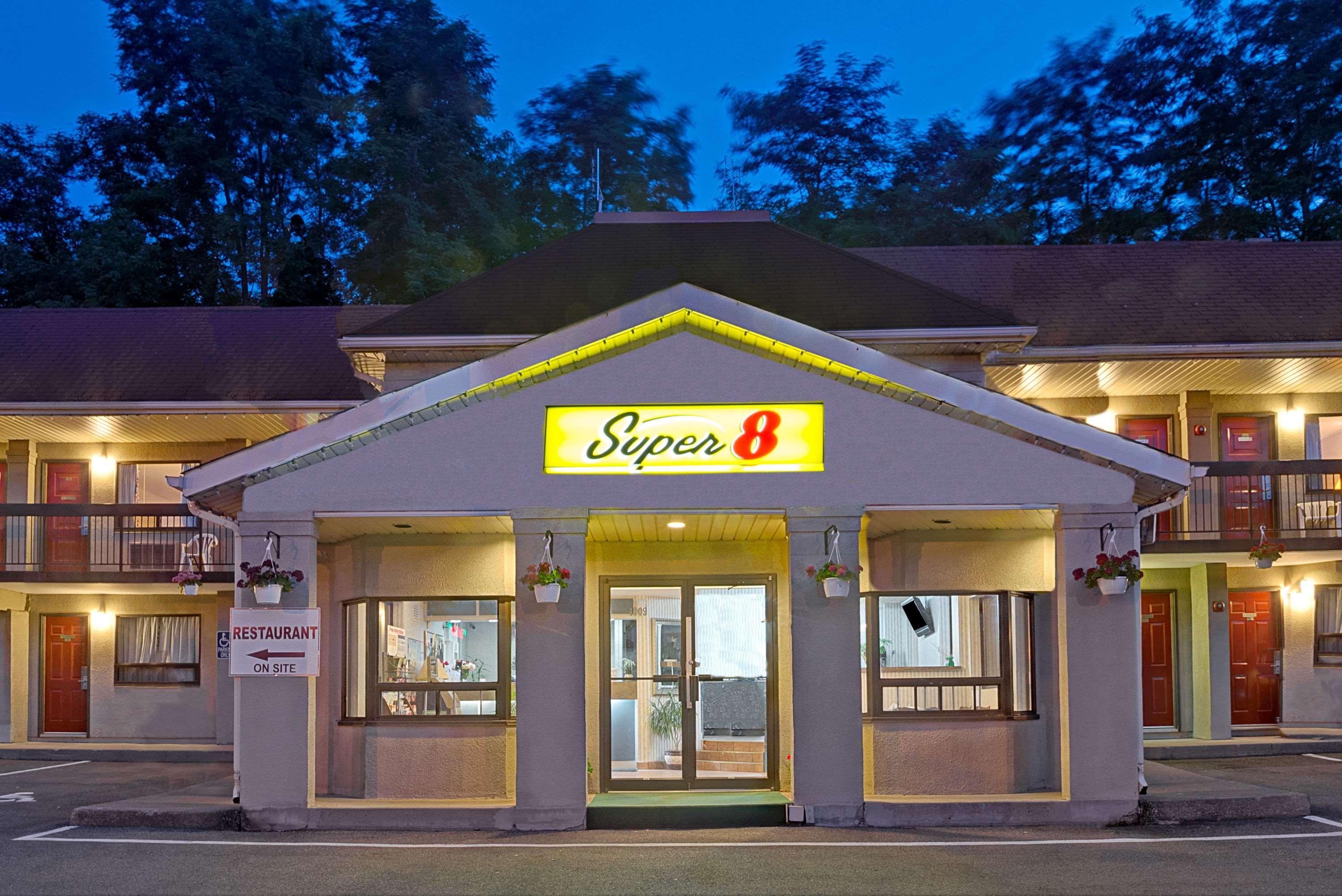 Super 8 By Wyndham Niagara Falls North Εξωτερικό φωτογραφία