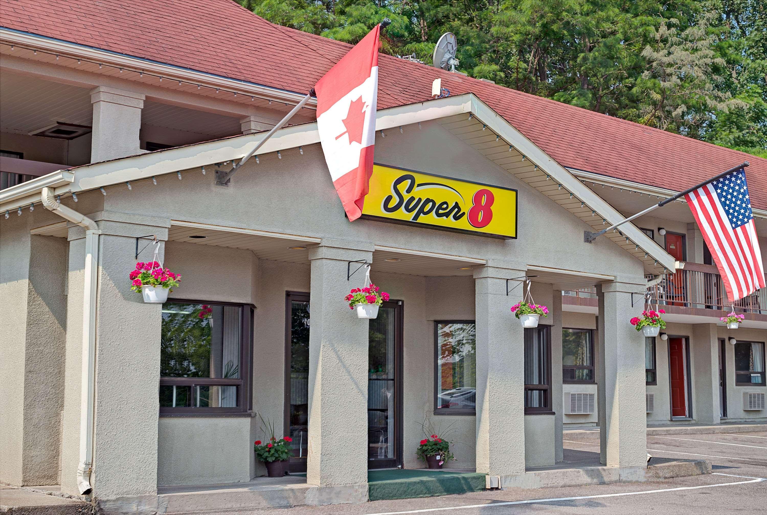 Super 8 By Wyndham Niagara Falls North Εξωτερικό φωτογραφία